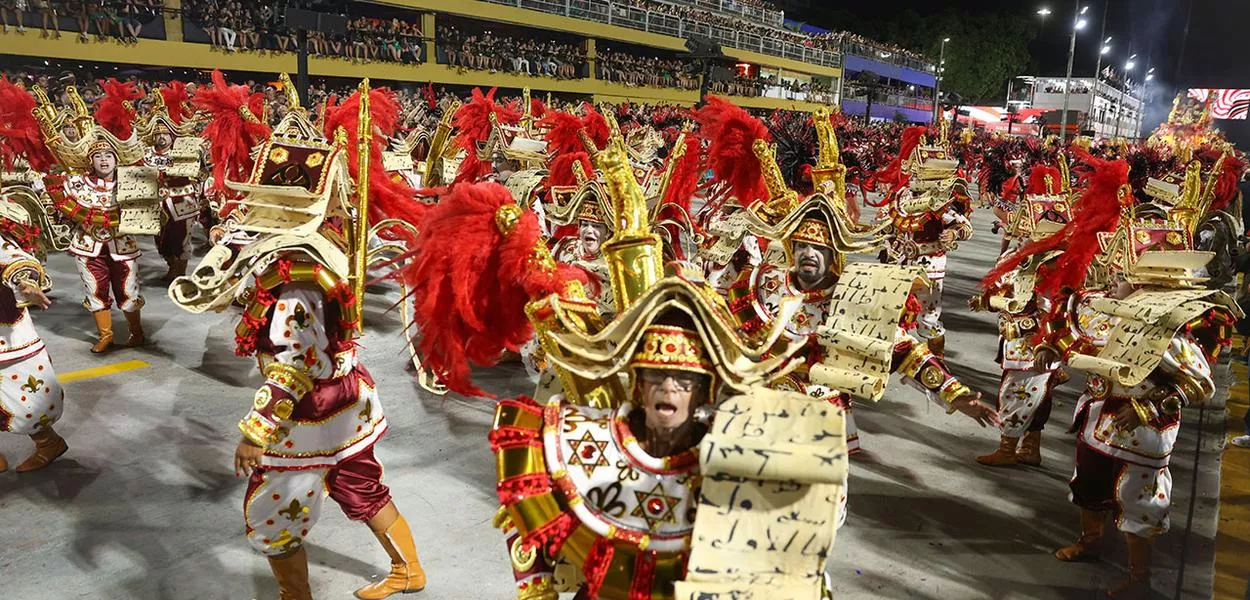 Acadêmicos do Salgueiro desfila no segundo dia de carnaval do grupo Especial na Marquês de Sapucaí, na região central do Rio de Janeiro