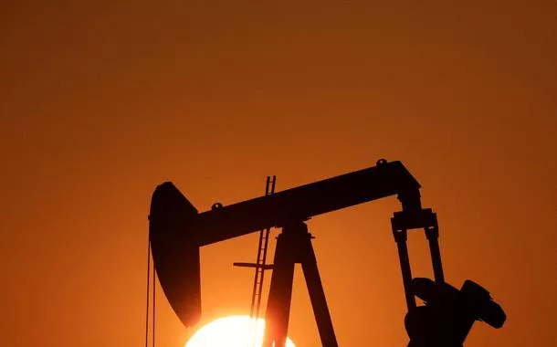 Petróleo cai pelo 3º dia com plano da Opep+ de aumento da produção e tarifas de Trump