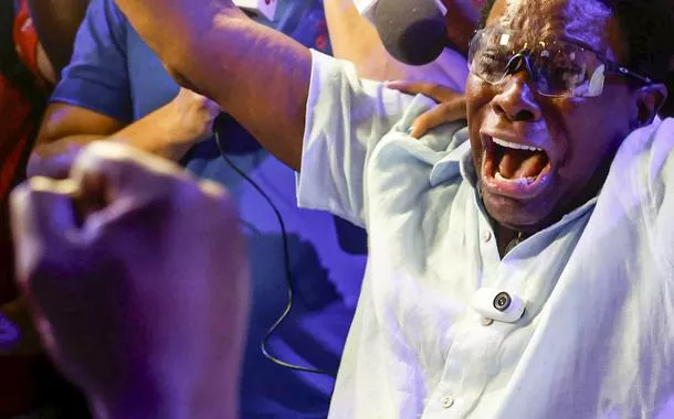 Emocionado, Neguinho da Beija-Flor celebra título no adeus: “agora, só camarote”
