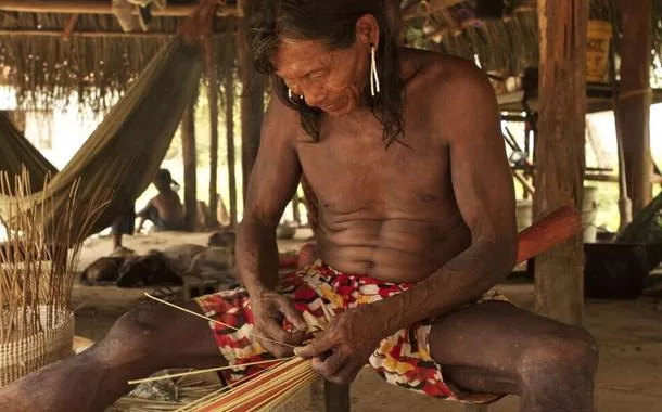 Indígena realiza trabalho manual
