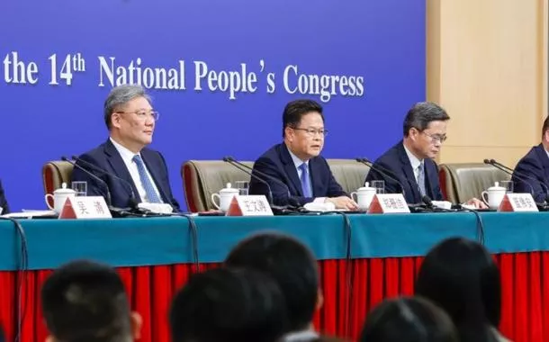 Wu Qing, presidente da CVM da China; Wang Wentao, ministro do comércio; Zheng Shanjie, chefe da Comissão Nacional de Desenvolvimento e Reforma; Lan Fo'an, ministro das finanças, e Pan Gongsheng, governador do Banco Popular