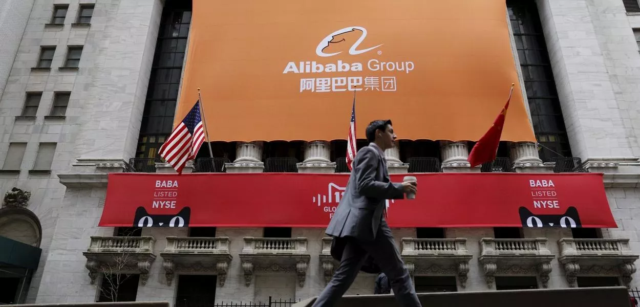 Logo do Alibaba Group na fachada da bolsa de Nova York