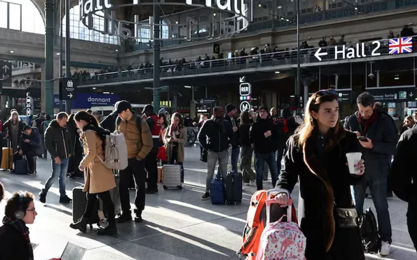 Passageiros esperam em saguão de embarque enquanto o trânsito é interrompido na estação de trem Gare du Nord, França