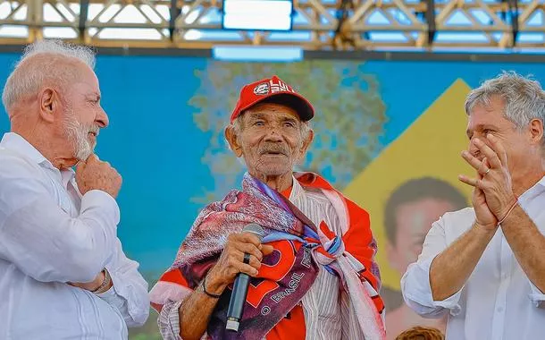 Lula (à esq.) e Paulo Teixeira (à dir)  em cerimônia de entregas e anúncios para a reforma agrária. Escola Popular Eduardo Galeano, Campo do Meio (MG)