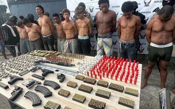 Foto de distribuição divulada mostra indivíduos detidos durante uma operação policial após confrontos de gangues em Guayaquil, Equador
07/03/2025
