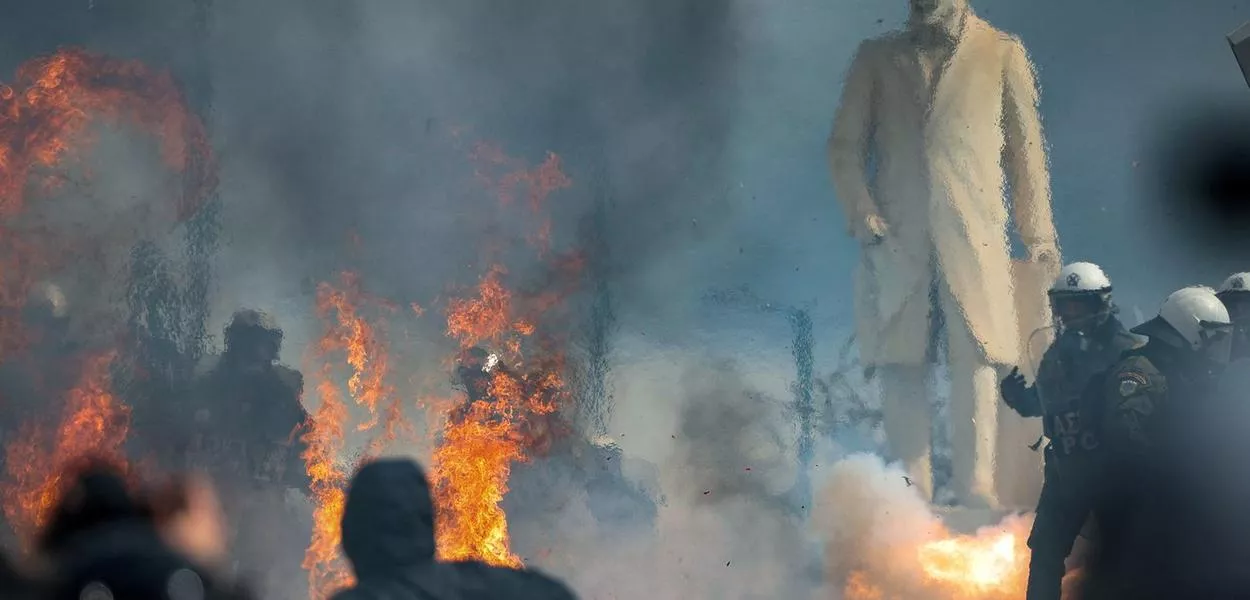 Policiais enfrentam manifestantes em frente ao Parlamento grego em protesto marcando o segundo aniversário do pior acidente ferroviário do país, em Atenas, Grécia - 28/02/2025