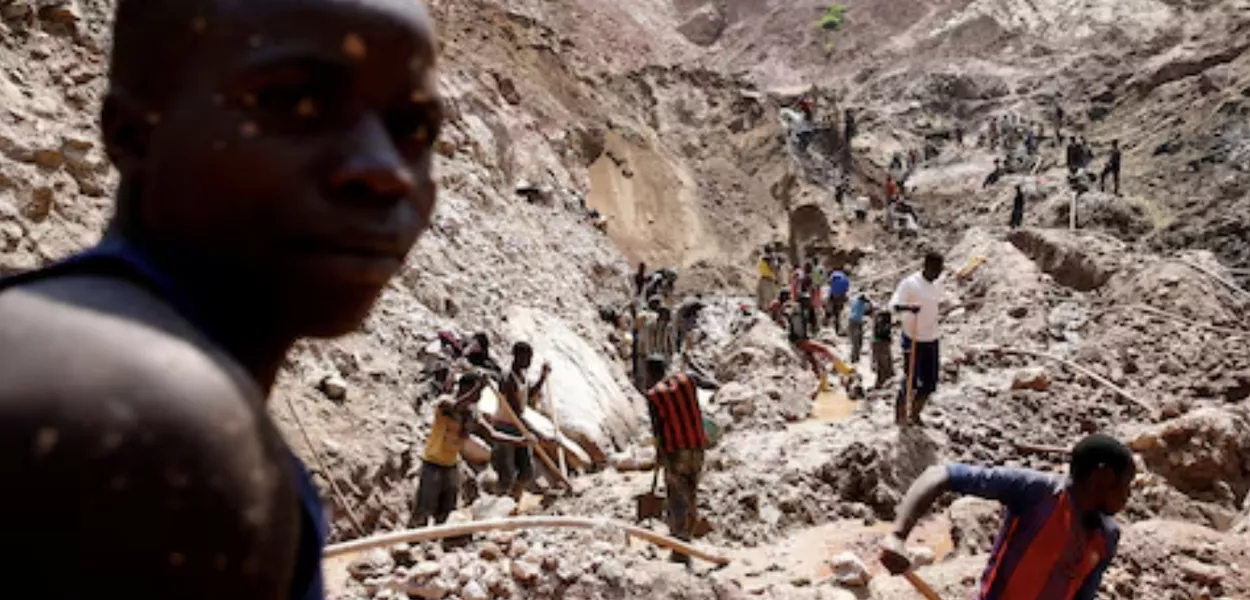 Trabalhadores em um poço aberto da mina de coltan SMB perto da cidade de Rubaya, no leste da República Democrática do Congo