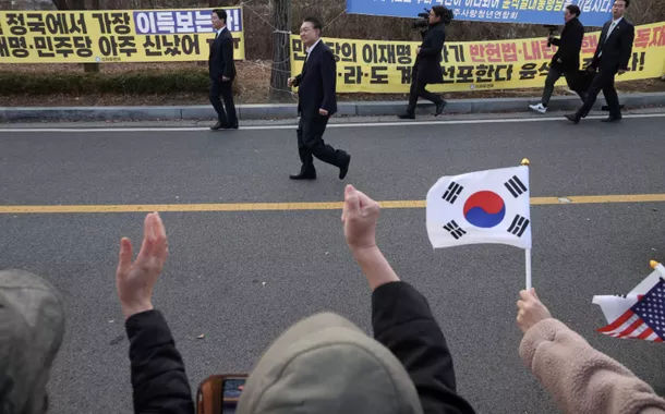Yoon Suk Yeol caminha do lado de fora do centro de detenção de Seul após sua libertação, em Uiwang, Coreia do Sul, em 8 de março de 2025