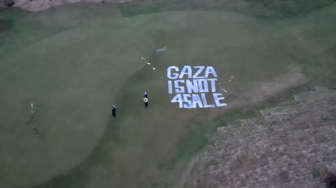 Coletivo Palestine Action em protesto contra o genocídio palestino no campo de golfe de Donald Trump em Turnberry, Escócia