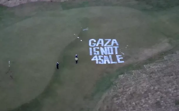 Coletivo Palestine Action em protesto contra o genocídio palestino no campo de golfe de Donald Trump em Turnberry, Escócia