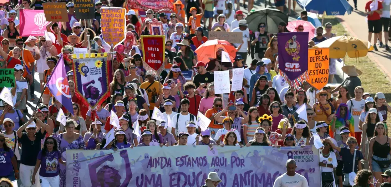 Mulheres do DF marcham por políticas públicas e contra o feminicídio