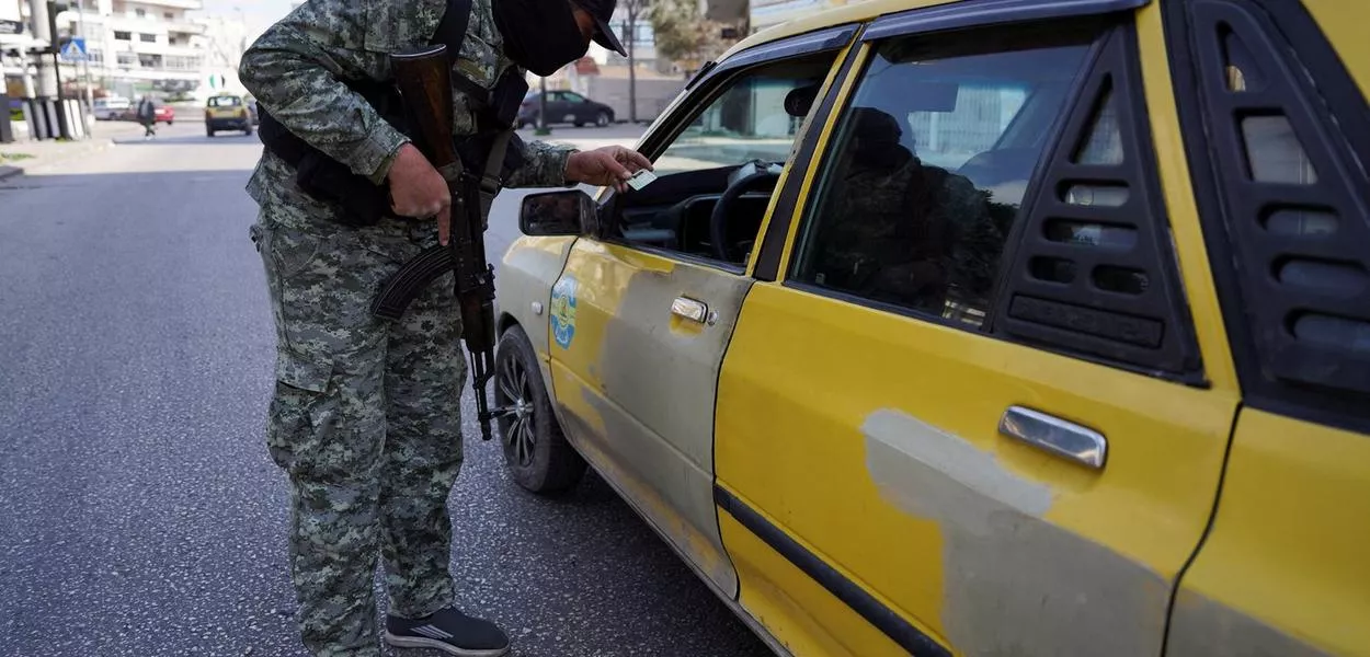 Agente de segurança faz verificação em Latakia, na Síria
9/3/2025 REUTERS/Karam al-Masri