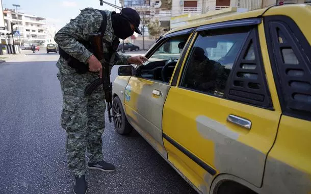 Agente de segurança faz verificação em Latakia, na Síria
 9/3/2025   REUTERS/Karam al-Masri