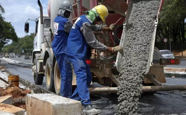 Trabalhadores da construção civil lidam com cimento em Belo Horizonte, Minas Gerais
6/3/2012  REUTERS/Washington Alves/Arquivo