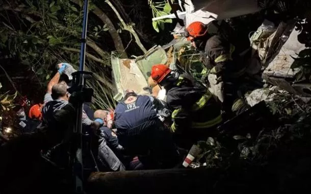 Bombeiro trabalham no resgate de vítima de queda de avião