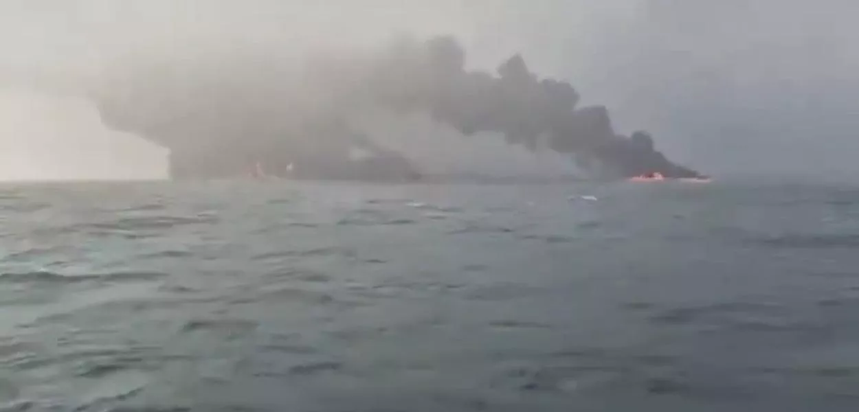 Incêndio após a colisão entre dois navios