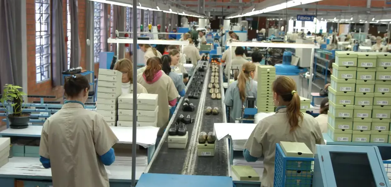 Confiança da indústria do Brasil cai em agosto para menor nível desde outubro de 2023, diz FGV