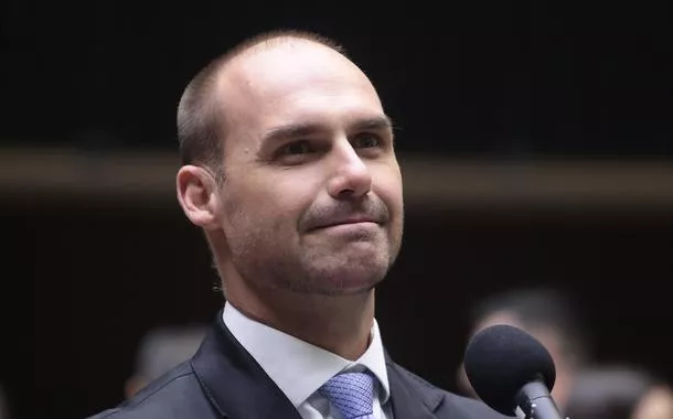 Governador que abrigar Eduardo Bolsonaro para evitar cassação terá problemas com a Justiça, alerta ministro do STF