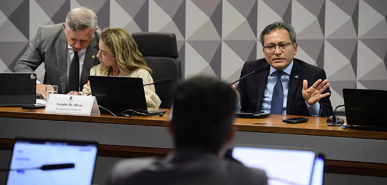 Robinson Sakiyama Barreirinhas (sentado, à dir.)