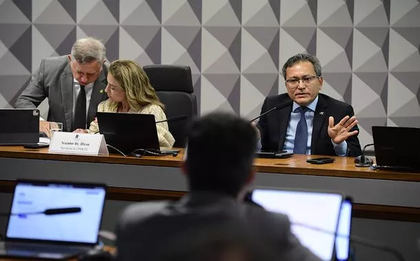 Robinson Sakiyama Barreirinhas (sentado, à dir.)