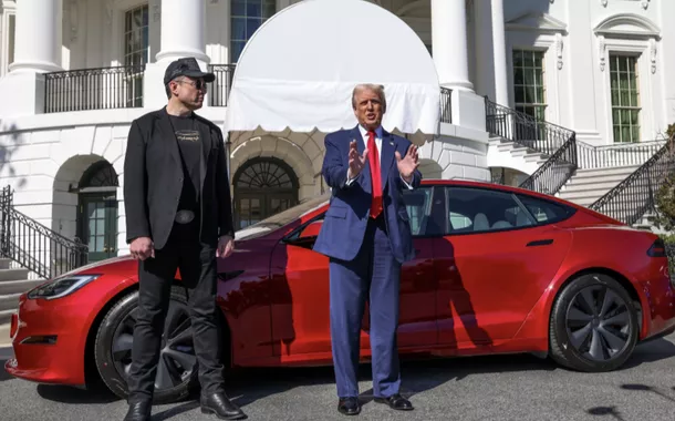 Tarifas de Trump sobre carros importados favorecem Tesla e pressionam montadoras concorrentes