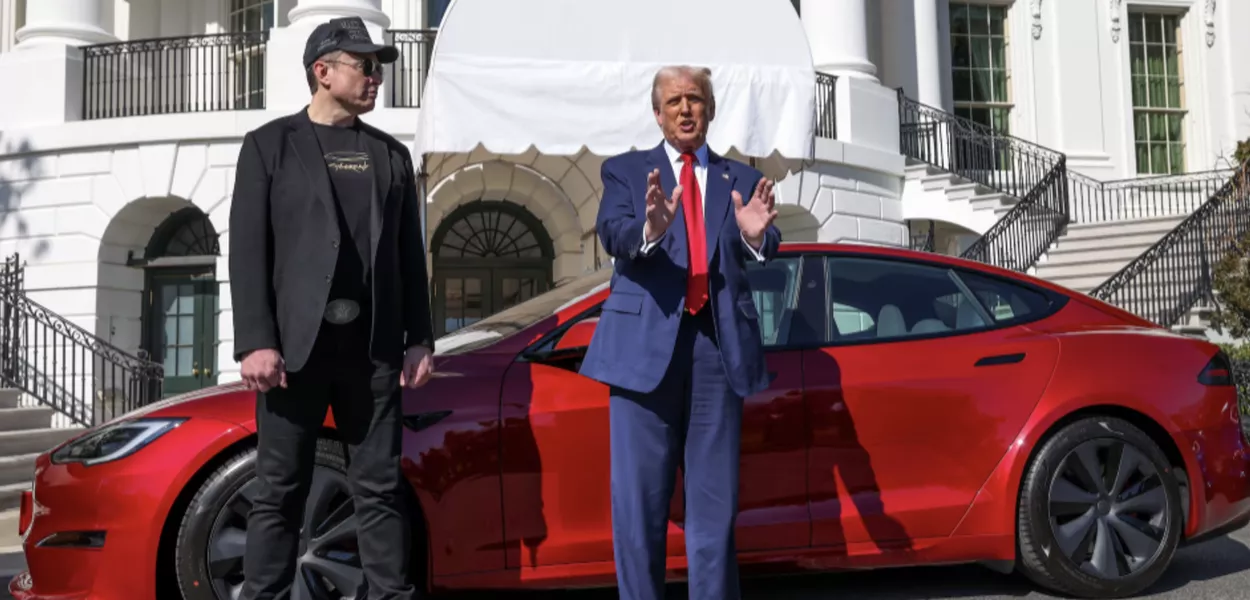 O presidente dos EUA, Donald Trump, fala com a mídia ao lado do CEO da Tesla, Elon Musk, com um carro da Tesla ao fundo, na Casa Branca em Washington, D.C., EUA, 11 de março de 2025