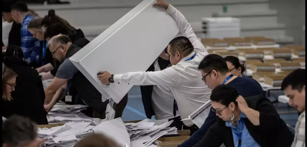 Contagem de votos durante as eleições gerais em Nuuk, na Groenlândia — Foto: Marko Djurica/Reuters