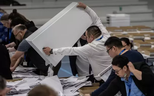 Contagem de votos durante as eleições gerais em Nuuk, na Groenlândia — Foto: Marko Djurica/Reuters