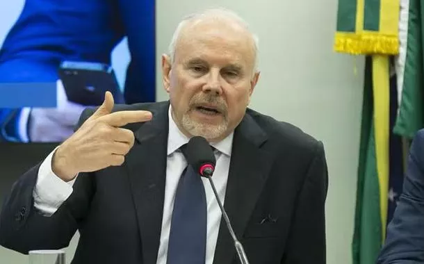 "O câmbio é fundamental para resolver vários problemas da economia", diz Mantega