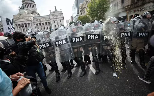 Polícia entra em confronto com manifestantes na Argentina 