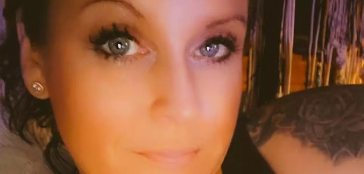 Brieonna Cassell, 41, dormiu ao volante e seu carro caiu em uma depressão na margem de um córrego