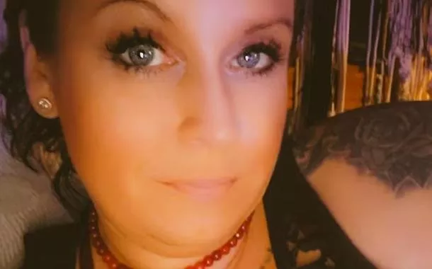 Brieonna Cassell, 41, dormiu ao volante e seu carro caiu em uma depressão na margem de um córrego