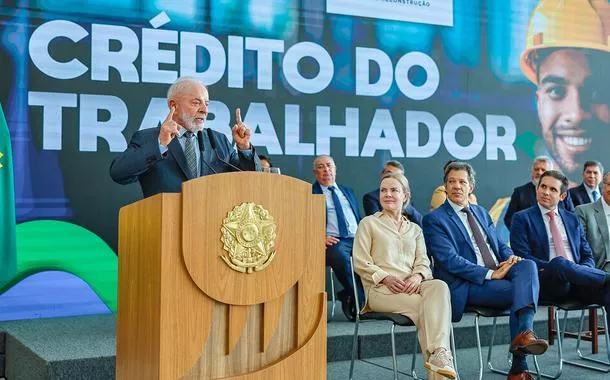 Lula e autoridades em evento no Palácio do Planalto