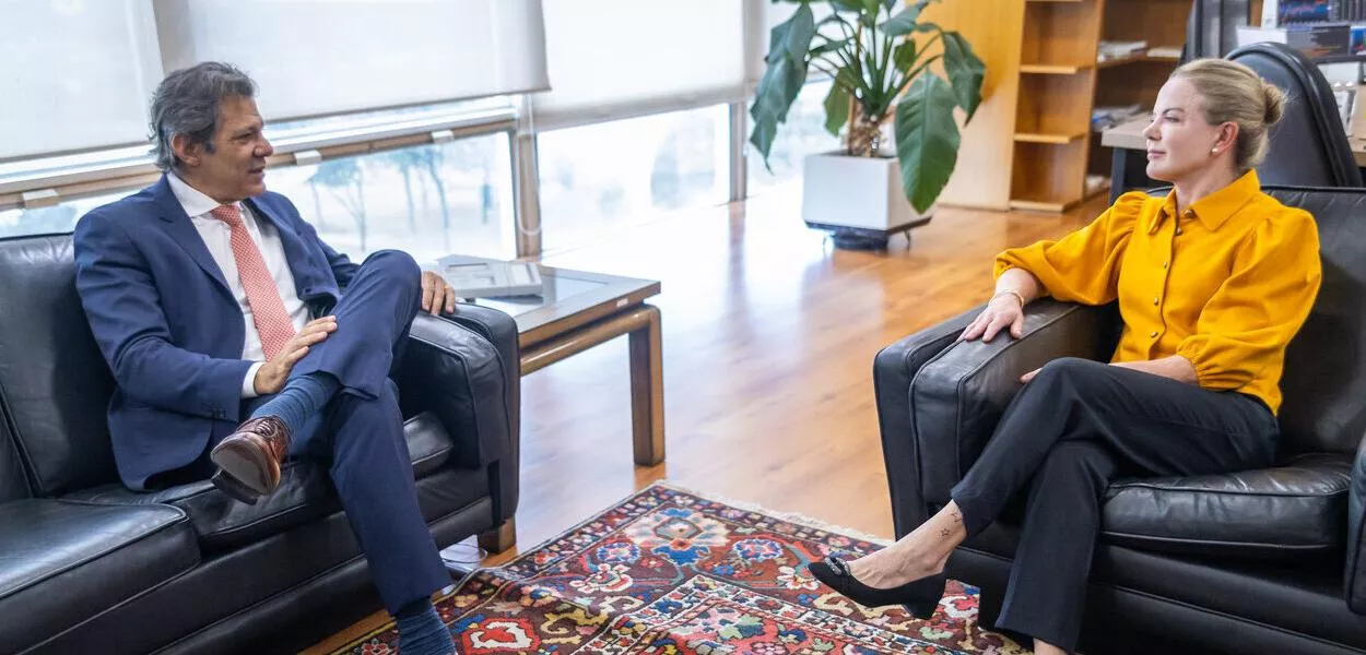 Ministro da Fazenda, Fernando Haddad, e a ministra da Secretaria das Relações Institucionais, Gleisi Hoffmann