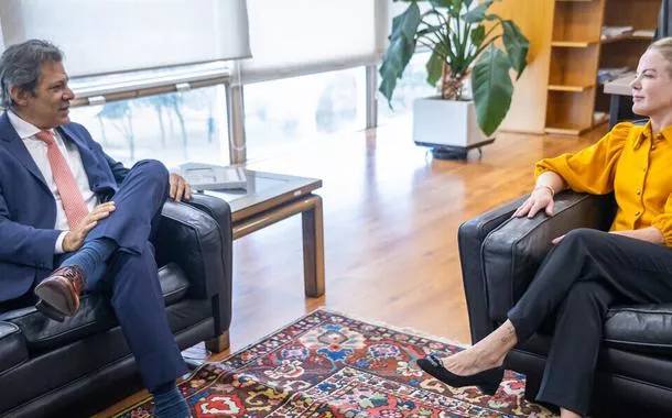 Gleisi diz que entrou no governo 'para somar' e minimiza divergências com Haddad