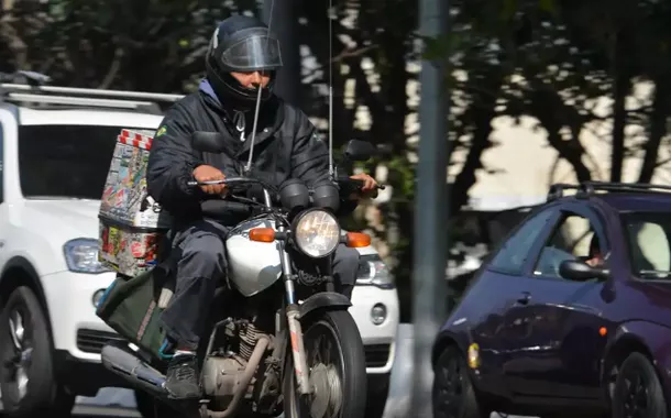 Com recorde de mortes no trânsito, governo Lula prepara plano nacional para proteger motociclistas