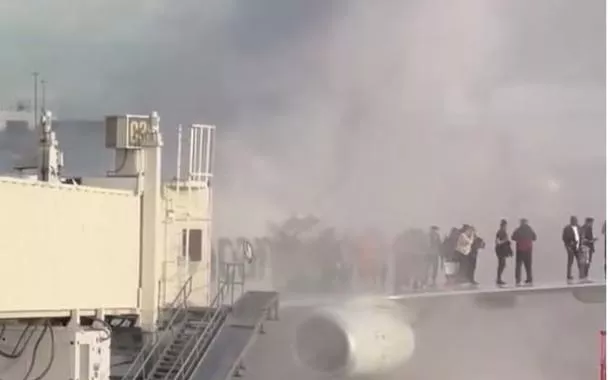 Avião da American Airlines pega fogo após pouso nos EUA; passageiros evacuam às pressas (vídeo)