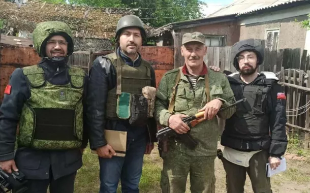 Eduardo Vasco (primeiro à direita) no Donbass