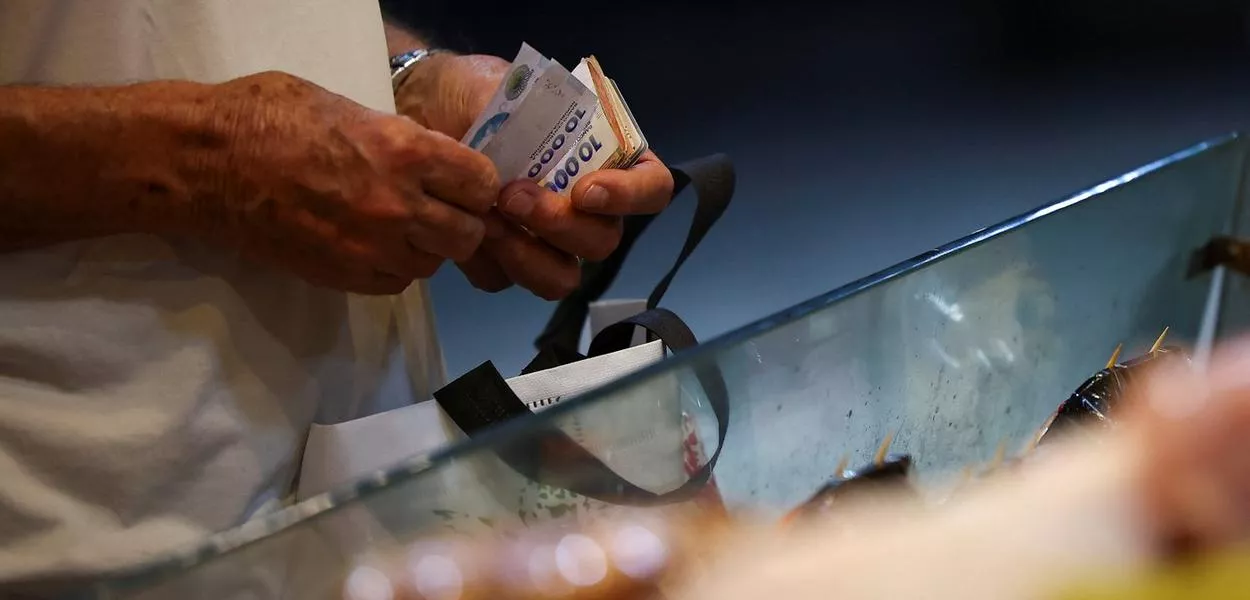 Consumidor faz compras em açouge em Buenos Aires, Argentina - 23/01/2025