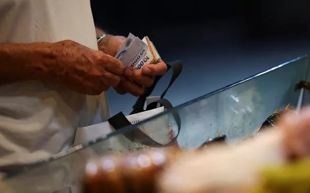 Inflação mensal da Argentina volta a subir com persistência de alta dos preços