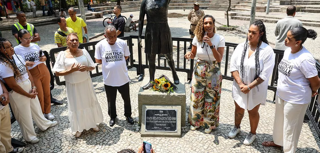 Familiares durante ato em memória de Marielle Franco e Anderson Gomes, na Praça Mário Lago, no centro do Rio de Janeiro