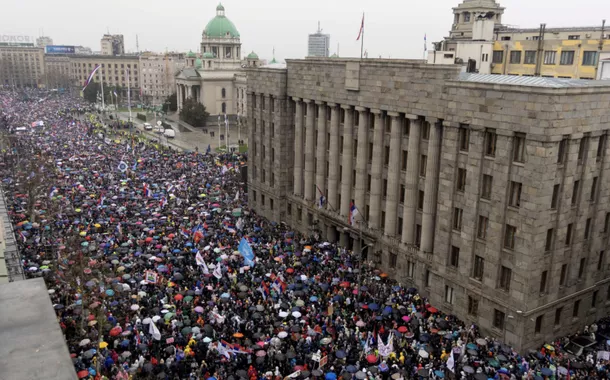 Na Sérvia, novos protestos contra o governo tomam as ruas (vídeo)