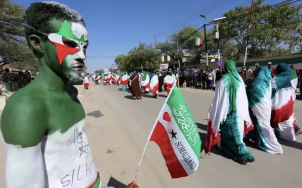 Um homem com pintura corporal nas cores da bandeira da Somalilândia, na capital da região Hargeysa, em 18 de maio de 2015