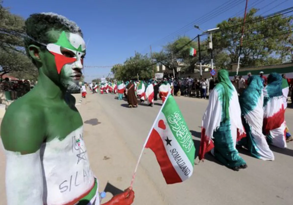 Um homem com pintura corporal nas cores da bandeira da Somalilândia, na capital da região Hargeysa, em 18 de maio de 2015