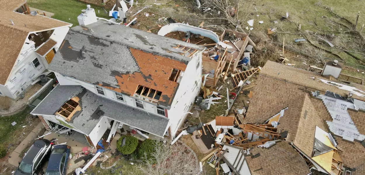 Destruição após tornados nos EUA