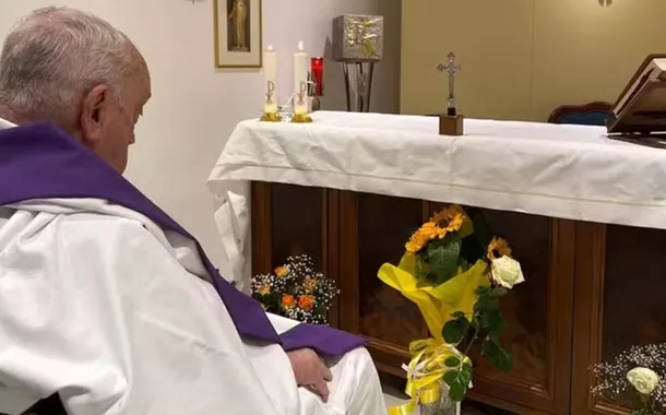 Vaticano divulga foto do papa Francisco rezando na capela do hospital