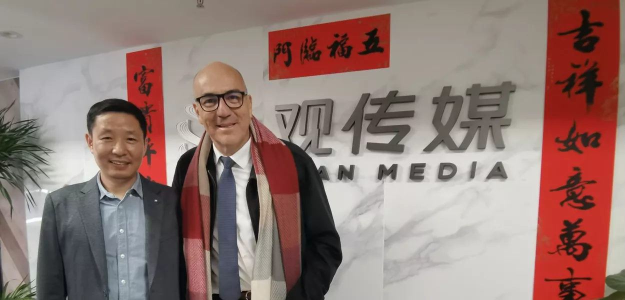 He Shenquan e Leonardo Attuch formalizam aliança em Xangai