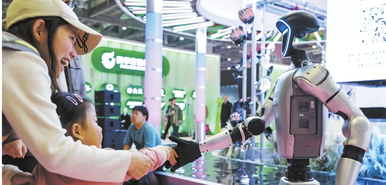Robô humanoide interage com o público em feira na China