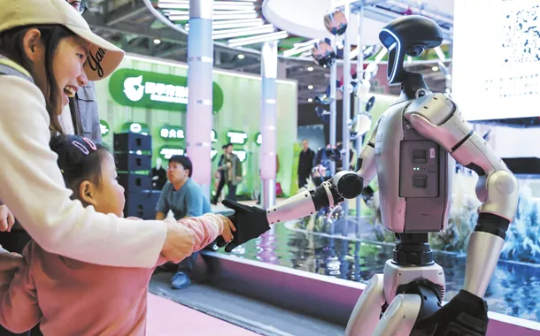Robô humanoide interage com o público em feira na China