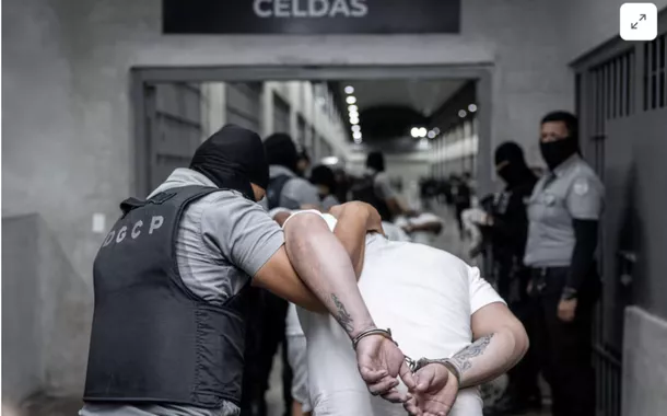 Prisioneiros venezuelanos deportados dos EUA chegam a cárcere de El Salvador 